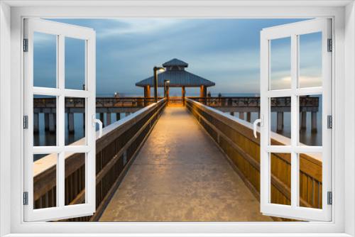 Fototapeta Naklejka Na Ścianę Okno 3D - Evening light on the fishing pier in Fort Myers Beach.