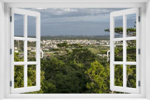 Fototapeta Naklejka Na Ścianę Okno 3D - 緑の森と読谷村の街並み