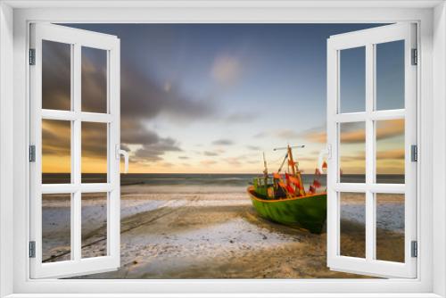 Fototapeta Naklejka Na Ścianę Okno 3D - Kuter rybacki na bałtyckiej plaży zimą