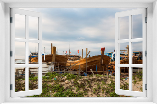 Fototapeta Naklejka Na Ścianę Okno 3D - Strand mit Fischerbooten und Werft in Phan Thiet Vietnam