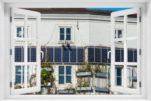 Fototapeta Naklejka Na Ścianę Okno 3D - Sonnenkollektoren auf einem Wohnhaus