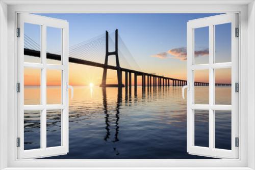 Fototapeta Naklejka Na Ścianę Okno 3D - Vasco da Gama bridge, sunrise at lisbon