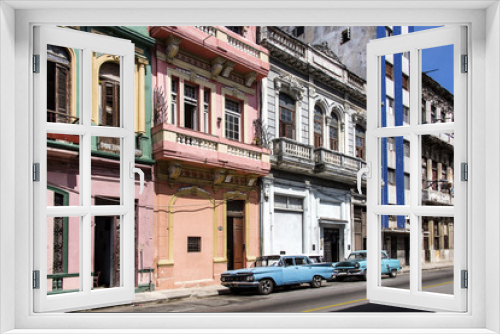 Fototapeta Naklejka Na Ścianę Okno 3D - Kuba, Havanna, nahe Malecon: Zwei parkende Oldtimer in typische Strassenszene mit verfallenen Häusern Fassaden im Zentrum der kubanischen Hauptstadt der karibischen Insel