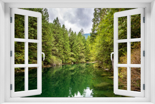 Fototapeta Naklejka Na Ścianę Okno 3D - amazing emerald waters of a quiet river in the middle of a forest of pines trees in the rocky mountains of british columbia