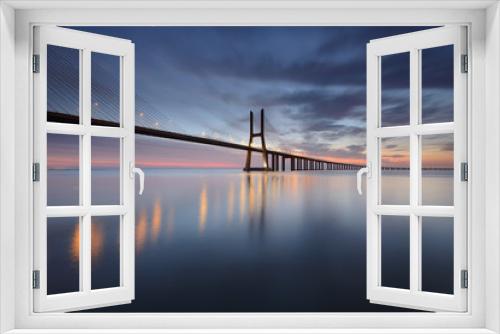 Fototapeta Naklejka Na Ścianę Okno 3D - Ponte Vasco da Gama sobre o Rio Tejo em Lisboa ao Nascer do Sol