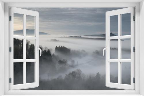 Fototapeta Naklejka Na Ścianę Okno 3D - Vulkanlandschaft Hegau im Nebel,