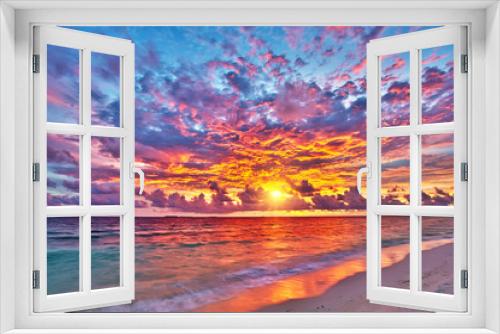 Fototapeta Naklejka Na Ścianę Okno 3D - Colorful sunset over ocean on Maldives