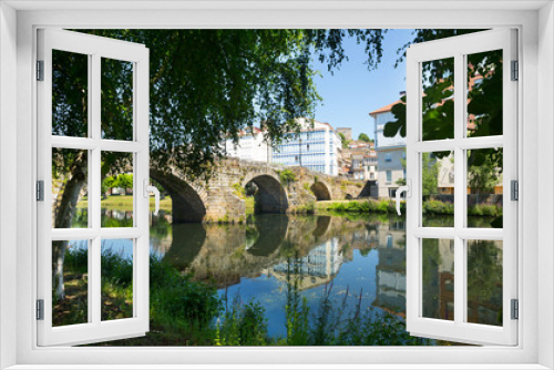 Fototapeta Naklejka Na Ścianę Okno 3D - Cabe river and old stone bridge at Monforte de Lemos