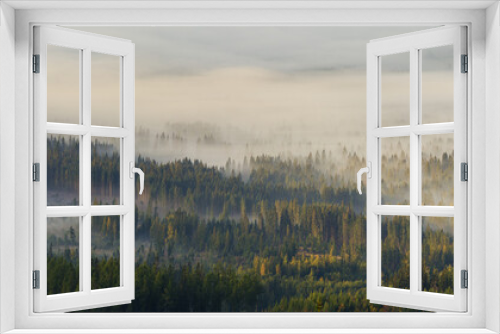 Fototapeta Naklejka Na Ścianę Okno 3D - Dolina górska spowita poranną mgłą