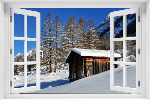 Fototapeta Naklejka Na Ścianę Okno 3D - log cabin in the mountains in winter