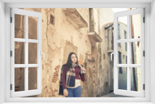 Momentos de inspiración. Momentos divertidos. Chicas paseando con una guitarra por la calle. Joven músico con su guitarra. 