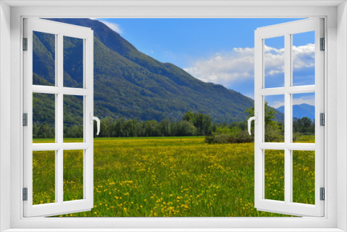 Fototapeta Naklejka Na Ścianę Okno 3D - Panorama prato fiorito, montagna e cielo