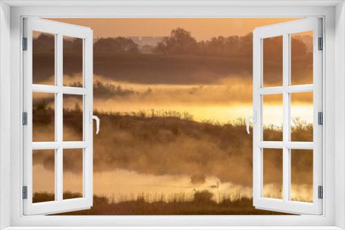 Fototapeta Naklejka Na Ścianę Okno 3D - Piękny wschód słońca nad zamglonym jeziorem