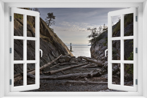 Fototapeta Naklejka Na Ścianę Okno 3D - In between the rocks at Whytecliff Park, Vancouver, British Columbia.
