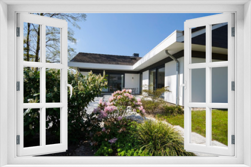 Fototapeta Naklejka Na Ścianę Okno 3D - weisses Einfamilienhaus mit Terrasse im Sommer