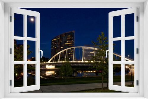 Fototapeta Naklejka Na Ścianę Okno 3D - Night time glow of the Main Street Bridge in Columbus, Ohio