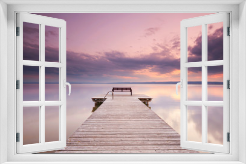 Fototapeta Naklejka Na Ścianę Okno 3D - alter Holzsteg mit Bank am See zum Sonnenuntergang