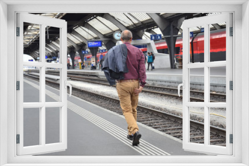 Reisender am Bahnhof