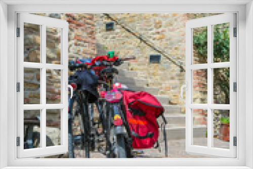 Fototapeta Naklejka Na Ścianę Okno 3D - biciclette da escursionismo parcheggiate su una piazzetta