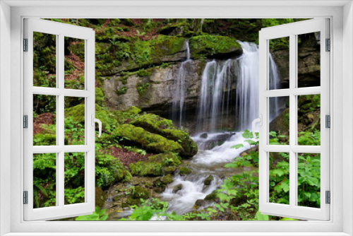 Fototapeta Naklejka Na Ścianę Okno 3D - Kleiner Wasserfall im Wald mit Moos auf Steinen