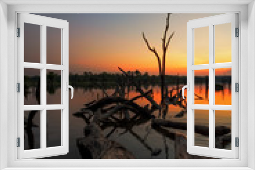 Fototapeta Naklejka Na Ścianę Okno 3D - The beautiful dead tree in lake at twilight time