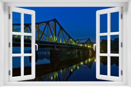 Fototapeta Naklejka Na Ścianę Okno 3D - Glienicker Brücke in Potsdam, beleuchtet zur blauen Stunde