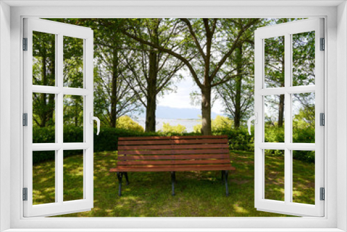 Fototapeta Naklejka Na Ścianę Okno 3D - 緑に囲まれたベンチ