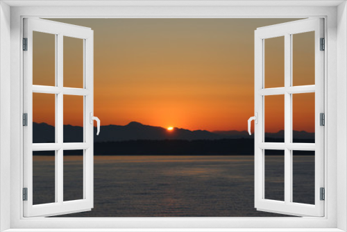Fototapeta Naklejka Na Ścianę Okno 3D - Küste mit Berglandschaft Morgenstimmung