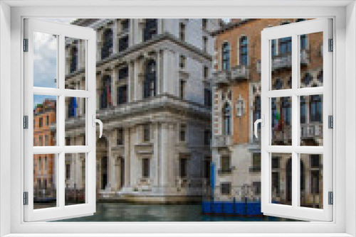 Fototapeta Naklejka Na Ścianę Okno 3D - The buildings and architecture along the Canals and Waterways of famous Venice