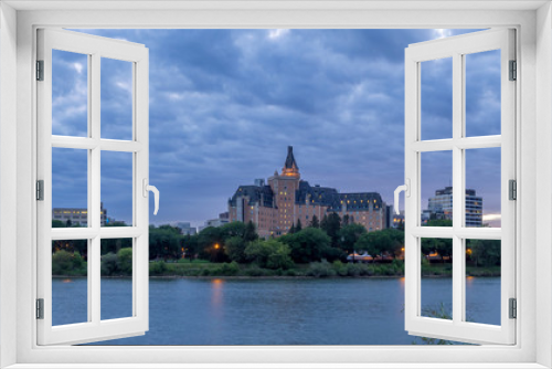 Fototapeta Naklejka Na Ścianę Okno 3D - Saskatoon skyline at night along the Saskatchewan River.