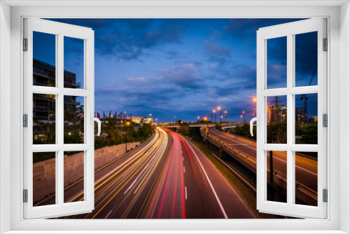 Fototapeta Naklejka Na Ścianę Okno 3D - The Don Valley Parkway at night, in Toronto, Ontario.