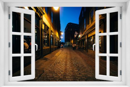 Fototapeta Naklejka Na Ścianę Okno 3D - The beautiful cobblestone Marshall Street at night, in Boston, M