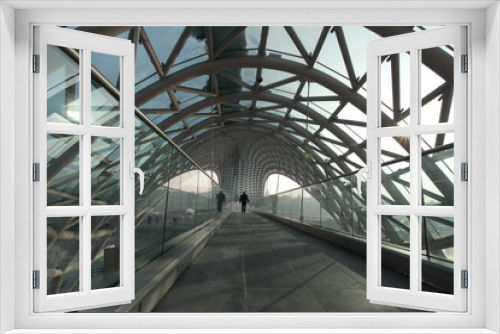 Fototapeta Naklejka Na Ścianę Okno 3D - Most Pokoju w Tbilisi - postać na moście
