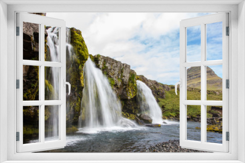 Fototapeta Naklejka Na Ścianę Okno 3D - Kirkjufellsfoss waterfall near the Kirkjufell mountain