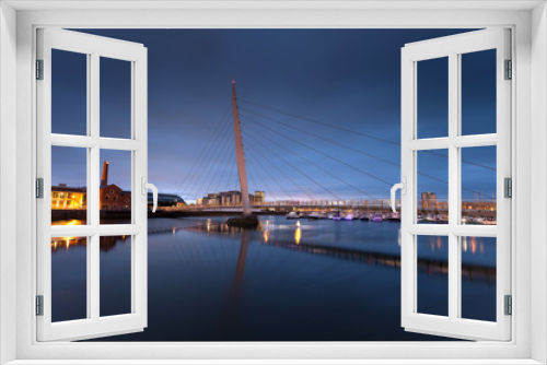 Fototapeta Naklejka Na Ścianę Okno 3D - Early morning at the River Tawe and the Millennium bridge in Swansea