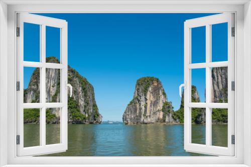 Fototapeta Naklejka Na Ścianę Okno 3D - Beautiful travel view in the Halong Bay Vietnam landscape ocean and limestone mountain on blue sky background.