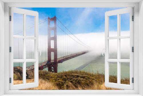 Fototapeta Naklejka Na Ścianę Okno 3D - Golden Gate Bridge with fog