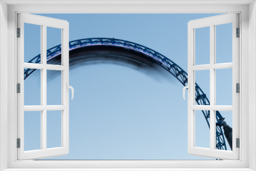 Fototapeta Naklejka Na Ścianę Okno 3D - Achterbahnzug mitten im Looping