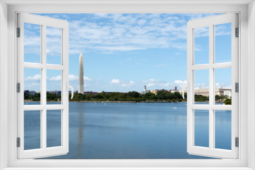Fototapeta Naklejka Na Ścianę Okno 3D - Landmark Washington Monument as seen across the Tidal Basin