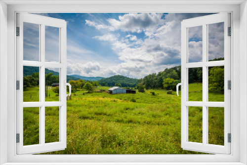 Fototapeta Naklejka Na Ścianę Okno 3D - View of a farm in the rural Shenandoah Valley of Virginia.