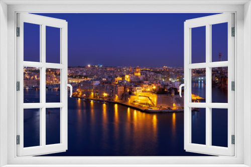 Fototapeta Naklejka Na Ścianę Okno 3D - The night view of Senglea peninsula from Valletta, Malta
