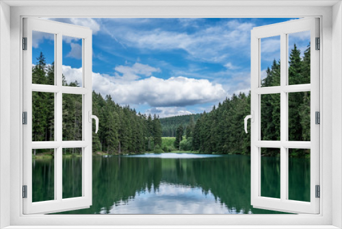Fototapeta Naklejka Na Ścianę Okno 3D - Wald und Himmel spiegeln sich im See