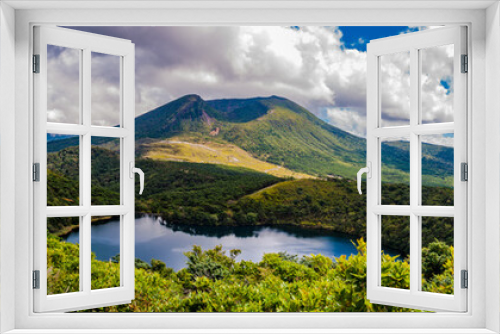 Fototapeta Naklejka Na Ścianę Okno 3D - 白鳥山から見る白紫池と霧島山