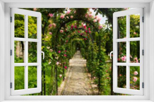 Fototapeta Naklejka Na Ścianę Okno 3D - Arch with roses at garden of  Generalife. Granada