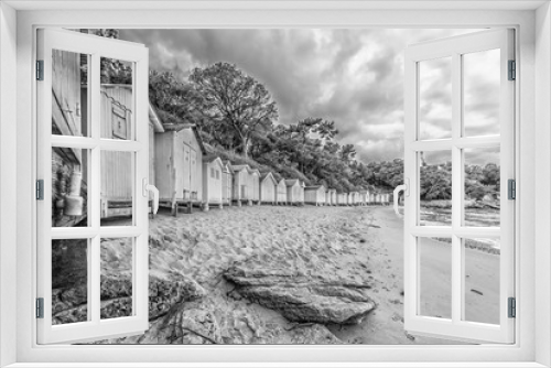 Fototapeta Naklejka Na Ścianę Okno 3D - Alignement de cabines de plage