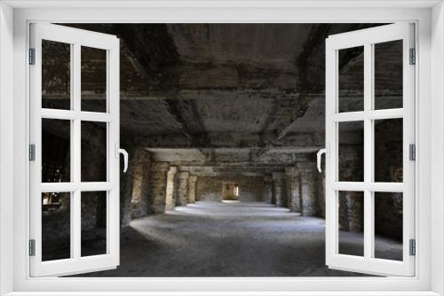 Fototapeta Naklejka Na Ścianę Okno 3D - Empty abandoned creepy hotel room