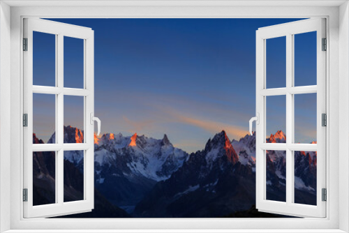 Fototapeta Naklejka Na Ścianę Okno 3D - Panorama of the Alps near Chamonix, with Aiguille Verte, Les Drus, Auguille du Midi and Mont Blanc, during sunset.