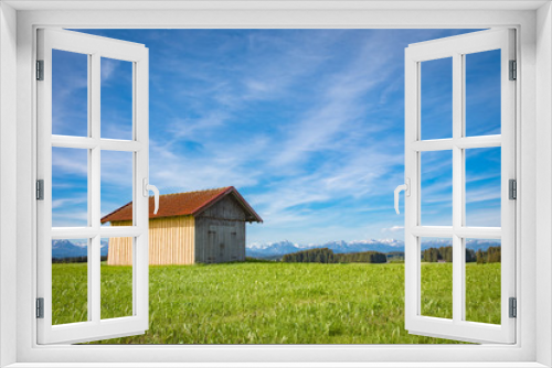 Fototapeta Naklejka Na Ścianę Okno 3D - Urlaub im Allgäu,- Wiesen-Landschaft mit kleiner Scheune im Sonnenschein