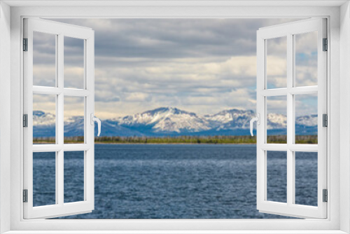 Fototapeta Naklejka Na Ścianę Okno 3D - Panorama of snowcapped mountains with lake in Yellowstone national park