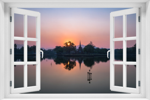 Fototapeta Naklejka Na Ścianę Okno 3D - Sunset at Sukhothai History National Park